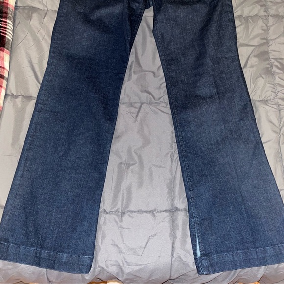 A flattering bootcut silhouette and perfect mid rise
Lucky Brand
Dark Blue Wash - Picture 3 of 3